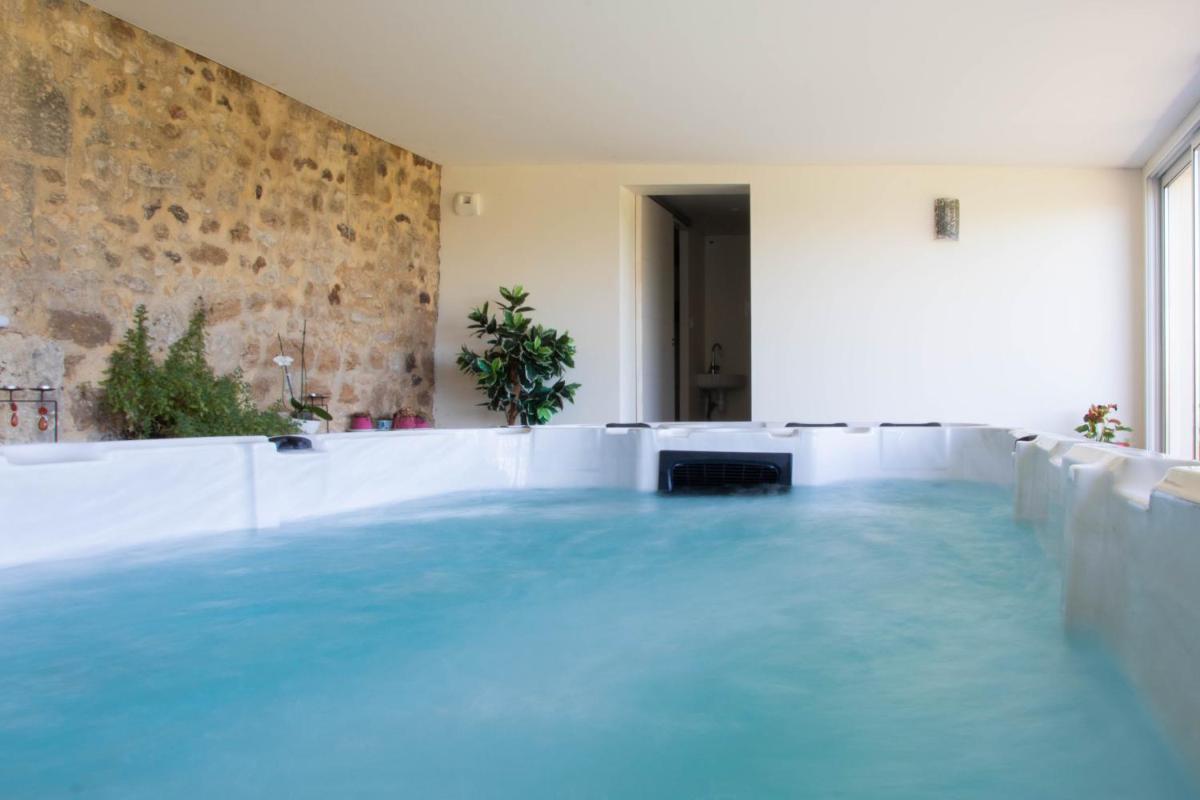 Piscine de l'établissement Domaine de Janis & Spa ou située à proximité