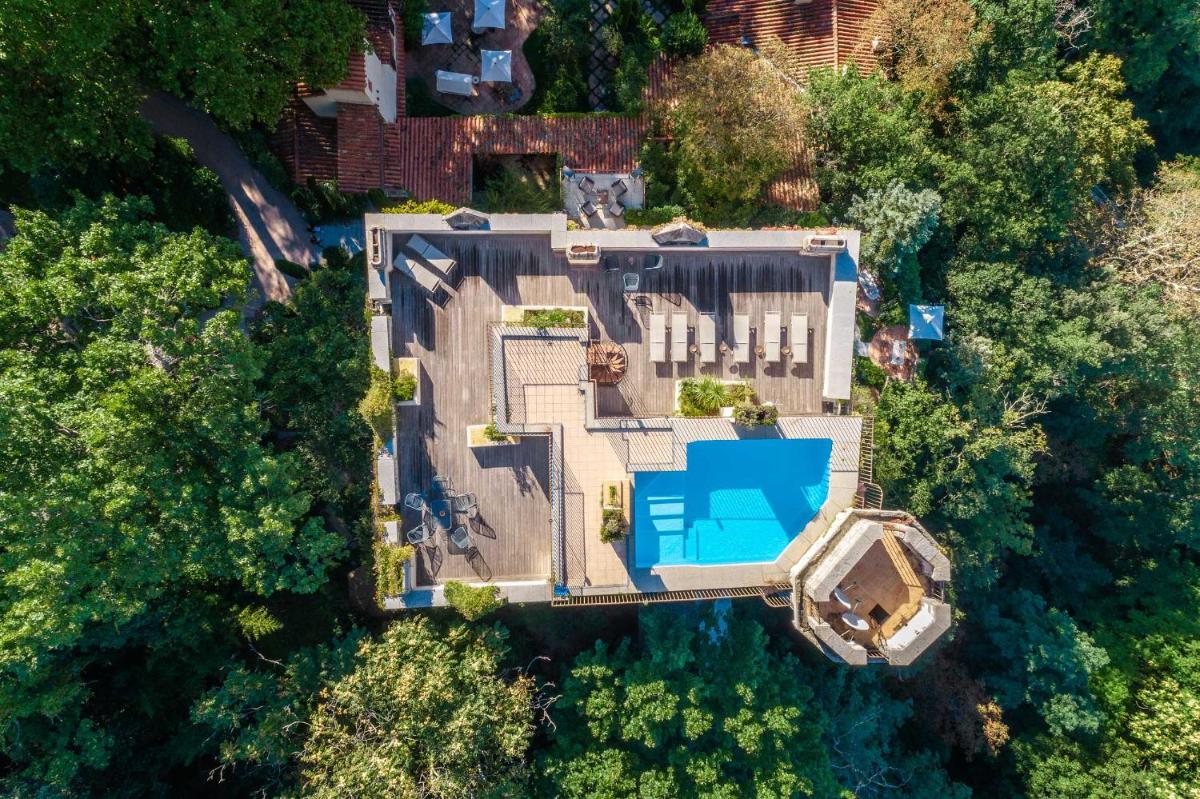 une vue aérienne d'une maison avec piscine dans l'établissement Château De Riell, à Molitg-les-Bains
