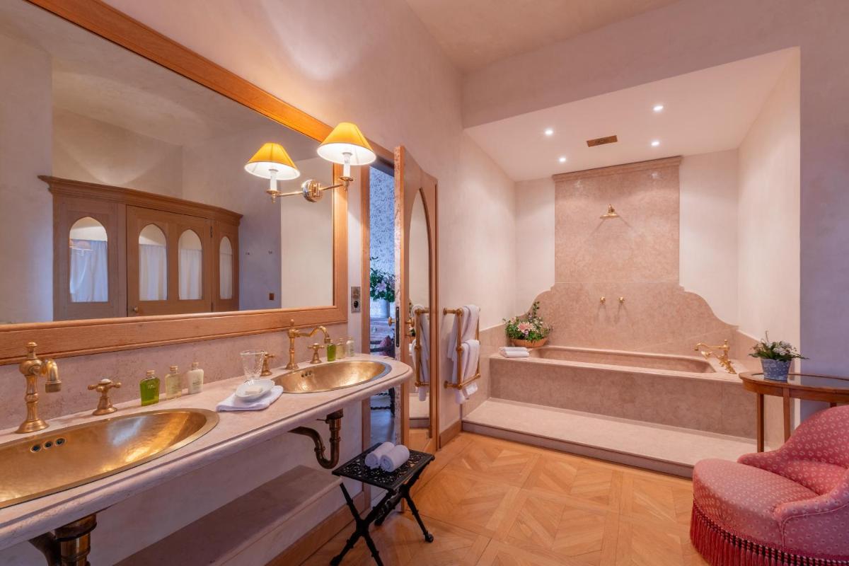 Salle de bains dans l'établissement Château De Riell