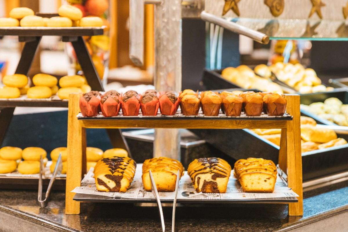 Comida en o cerca de este resort