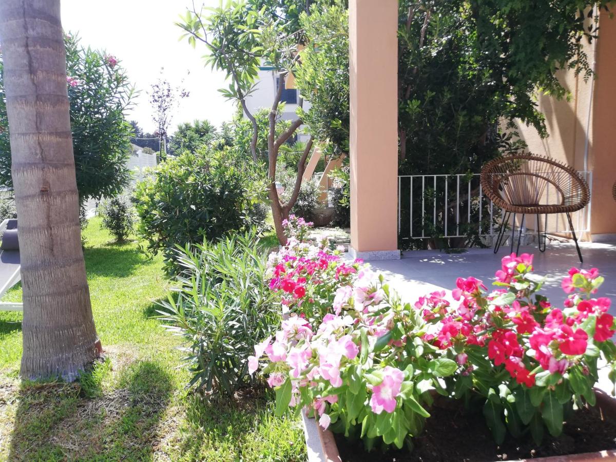 Mondello Felix - appartamenti in villa a 600m dal mare - Housity