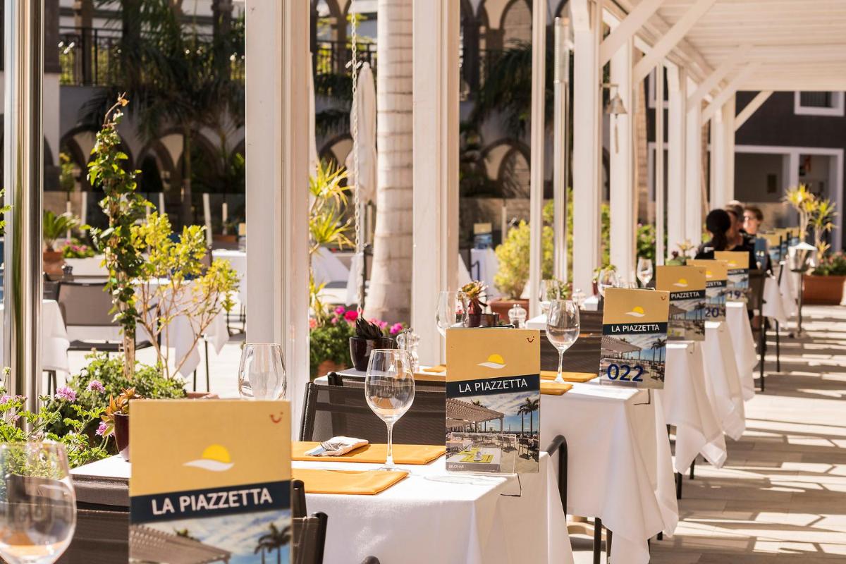 Un restaurante o sitio para comer en Royal Palm Resort & Spa - Adults Only
