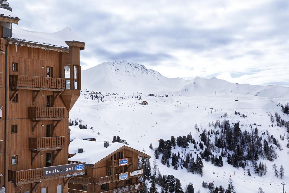 L'établissement Hôtel Les Balcons Village en hiver