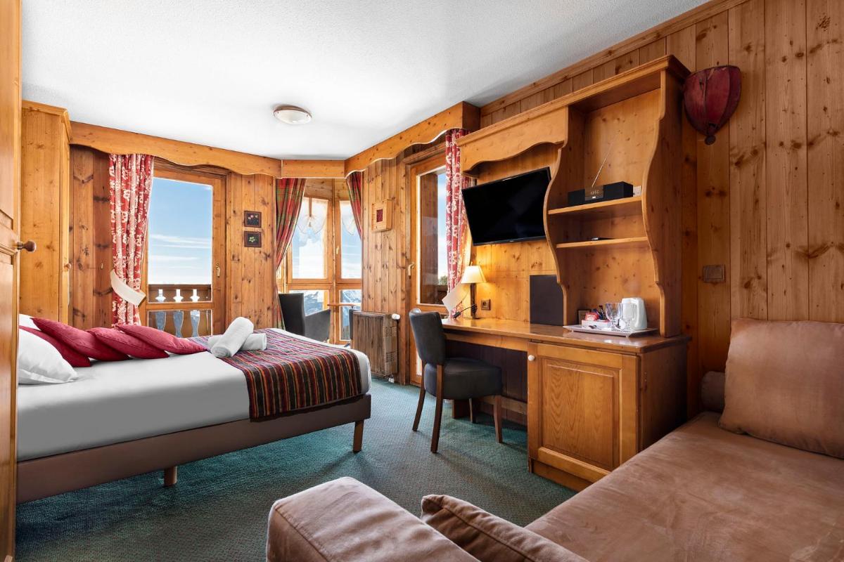 une chambre avec un lit et un bureau avec un ordinateur dans l'établissement Hôtel Les Balcons Village, à Belle Plagne