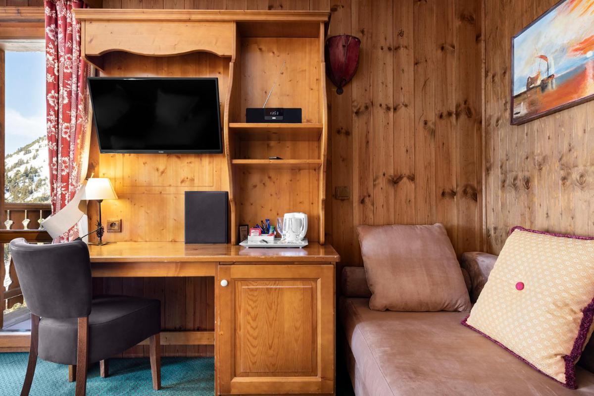 Télévision ou salle de divertissement dans l'établissement Hôtel Les Balcons Village
