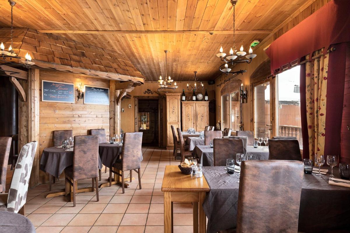 Coin salon dans l'établissement Hôtel Les Balcons Village