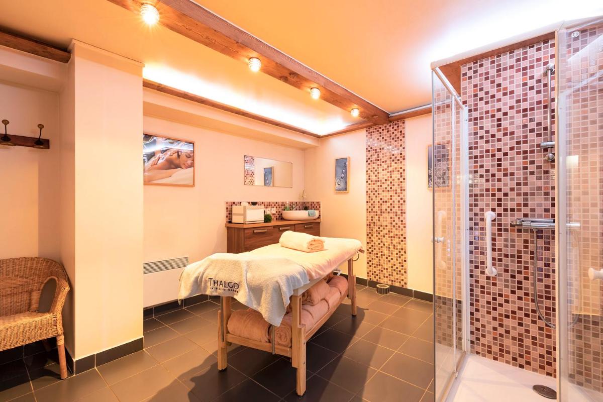 Un ou plusieurs lits dans un hébergement de l'établissement Hôtel Les Balcons Village