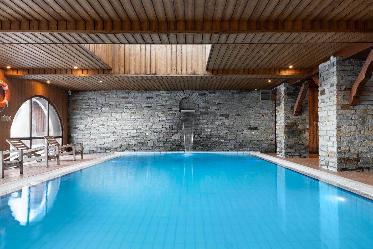 Piscine de l'établissement Hôtel Les Balcons Village ou située à proximité