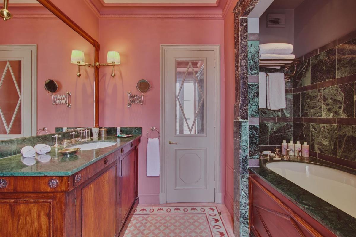 Salle de bains dans l'établissement L'Hôtel