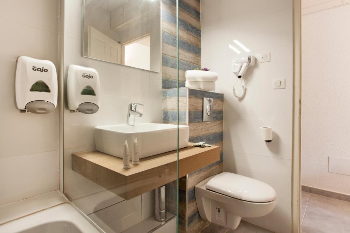 Salle de bains dans l'établissement Le Neptune & Spa