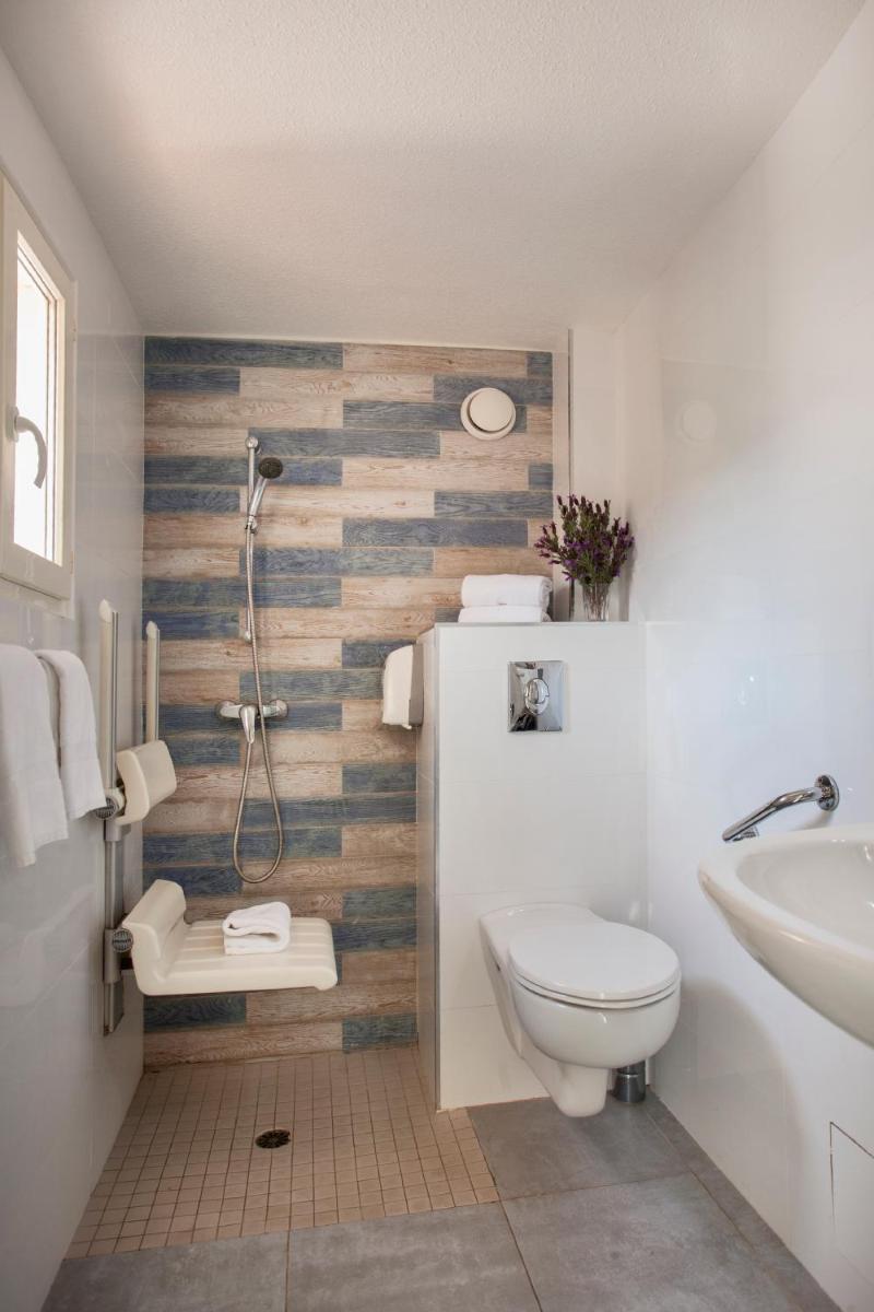 Salle de bains dans l'établissement Le Neptune & Spa