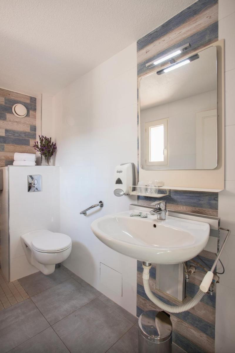 Salle de bains dans l'établissement Le Neptune & Spa