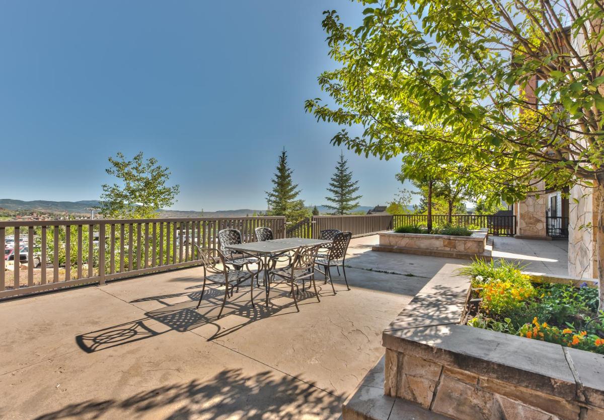 Silverado Lodge One Bedroom plus Loft by Canyons Village Rentals 223B - Housity