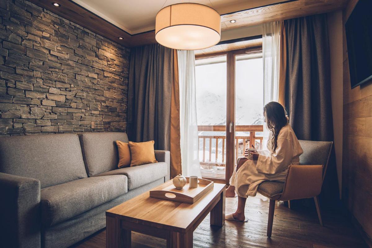 Coin salon dans l'établissement Hôtel Alparena & Spa - 4 étoiles
