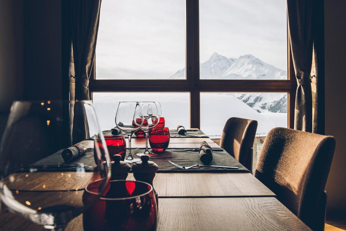 Vue générale sur la montagne ou vue sur la montagne depuis l'hôtel