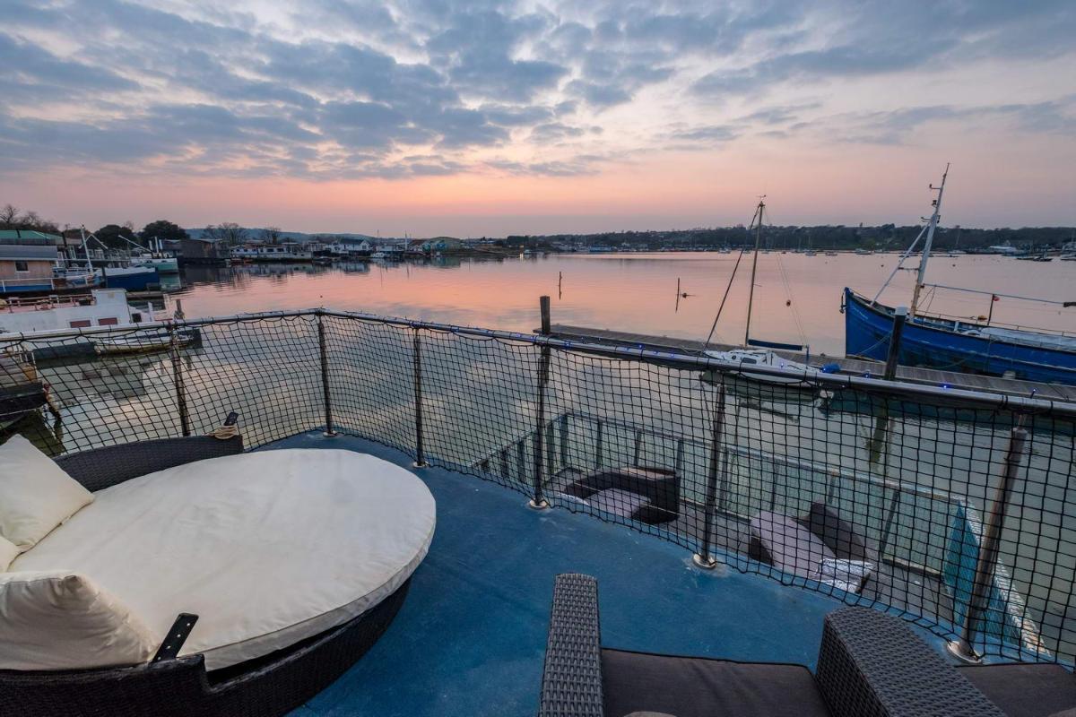 Houseboat Harbourside View - Housity