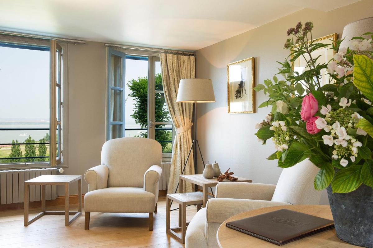Coin salon dans l'établissement La Ferme Saint Simeon Hotel & Spa - Relais & Chateaux