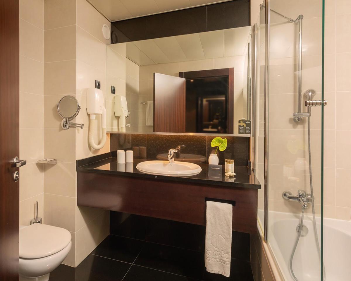 Uma casa de banho em Montebelo Viseu Congress Hotel & Spa