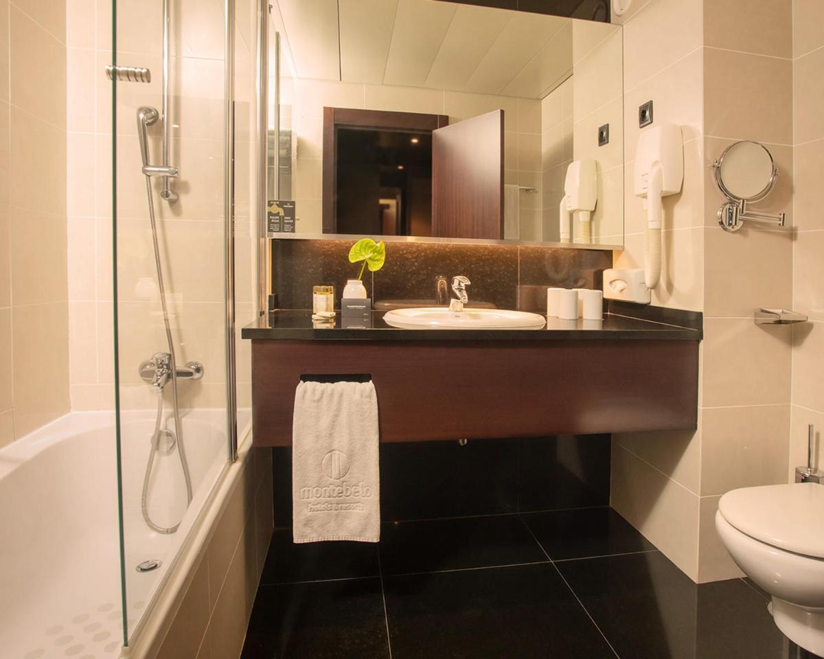 Uma casa de banho em Montebelo Viseu Congress Hotel & Spa