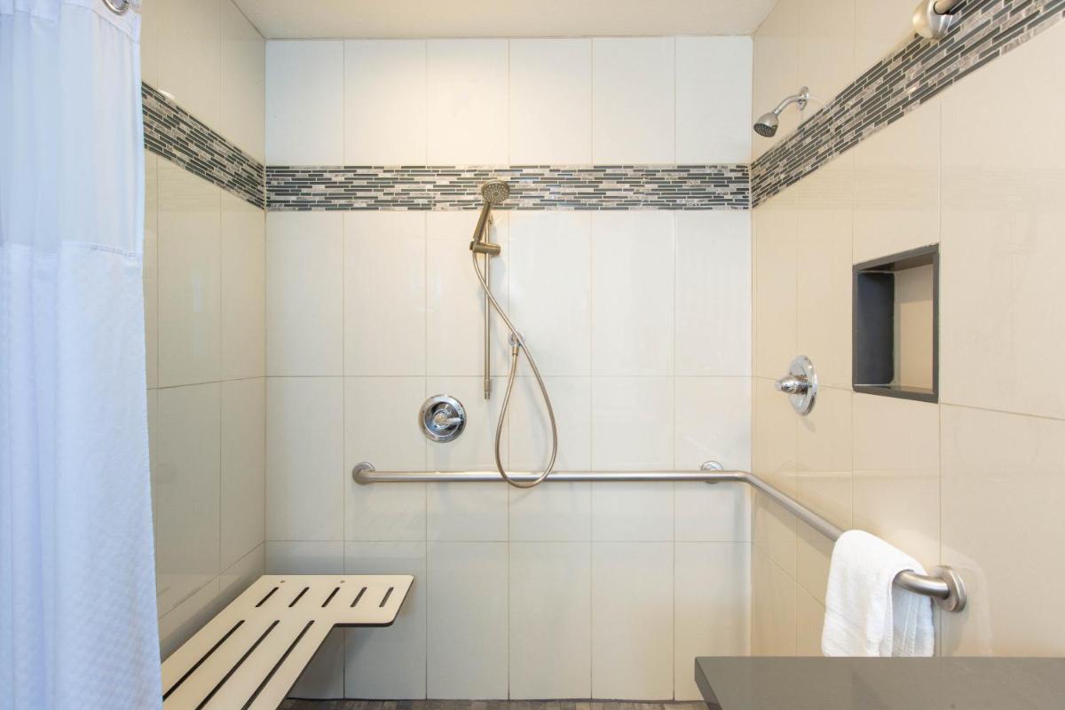 Days Inn by Wyndham Monterey-Fisherman's Wharf Aquarium - Housity
