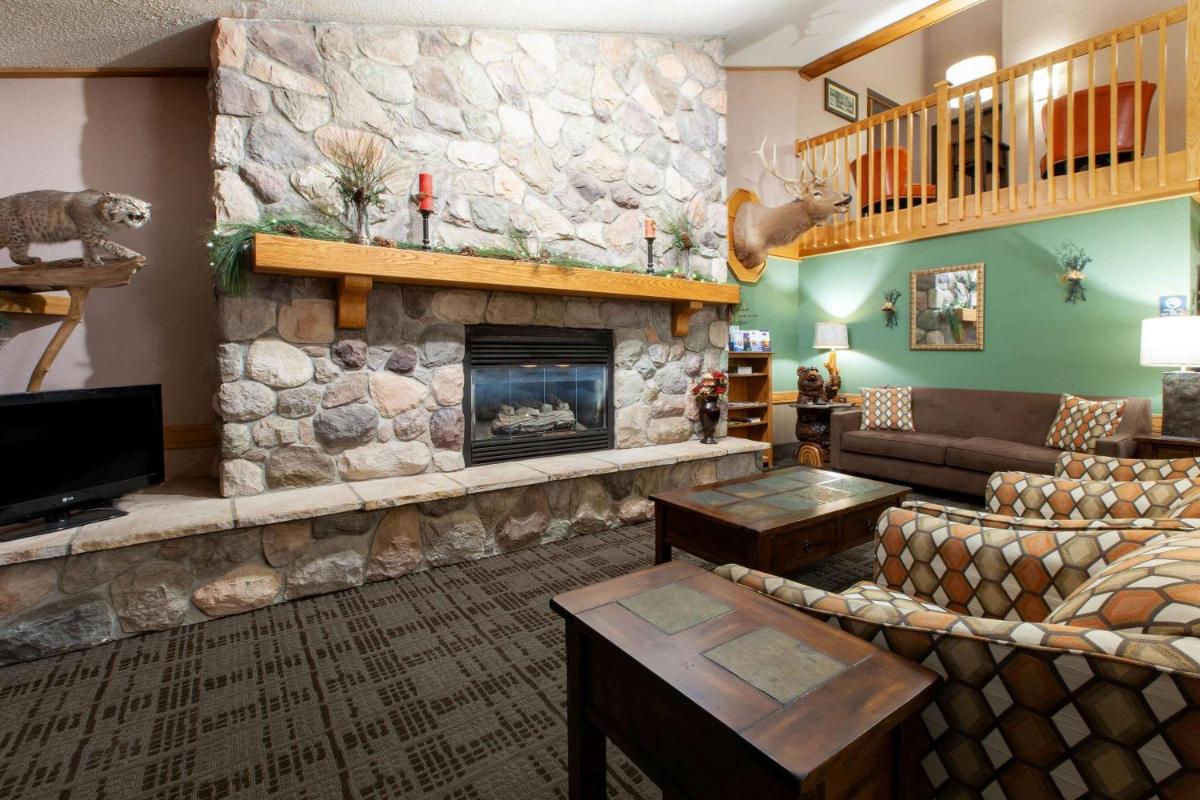 AmericInn by Wyndham Iron River - Housity