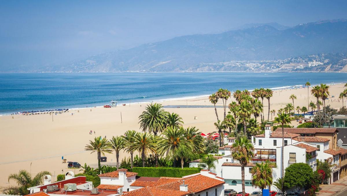 2Bedroom with Den and 2BA 4 Blocks to Santa Monica Beach - Housity