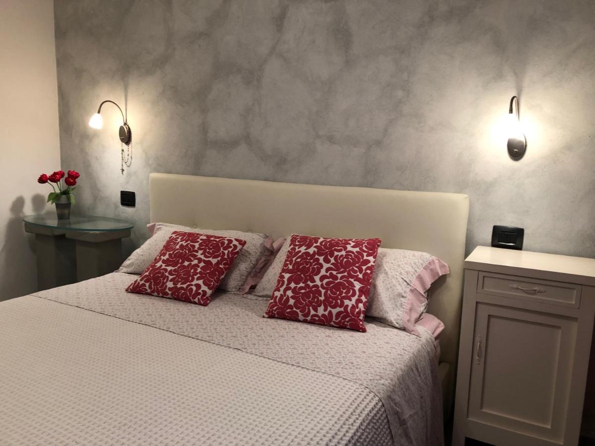 Tremezzina Appartamento Red & Grey - Housity
