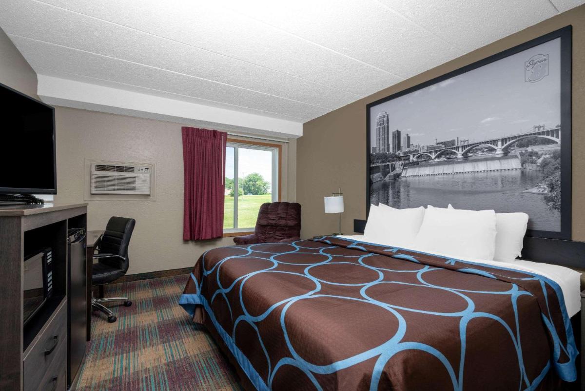 Super 8 by Wyndham Glenwood - Housity