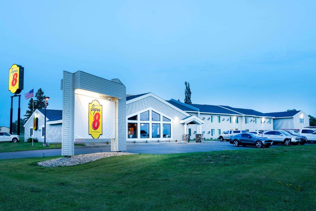 Super 8 by Wyndham Glenwood - Housity