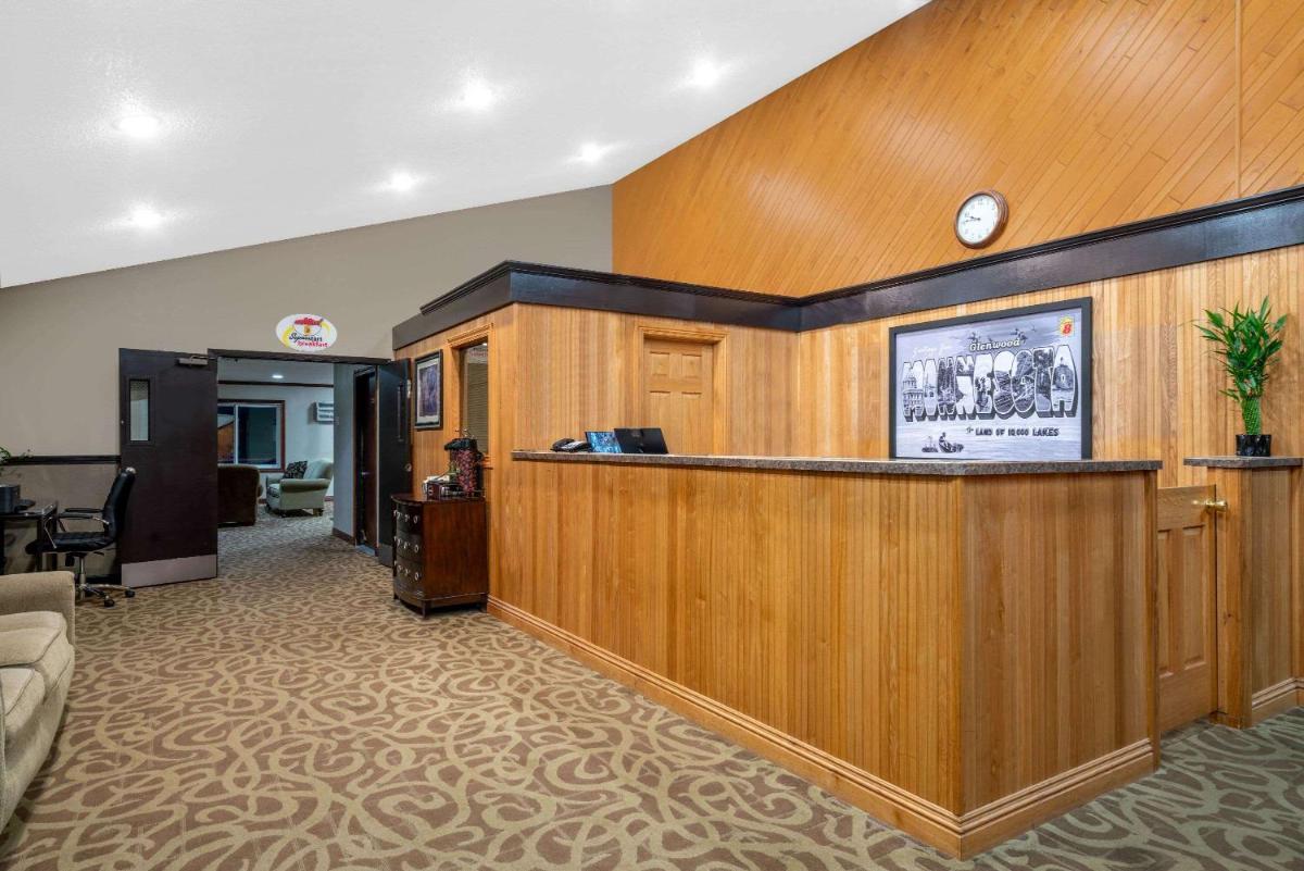 Super 8 by Wyndham Glenwood - Housity