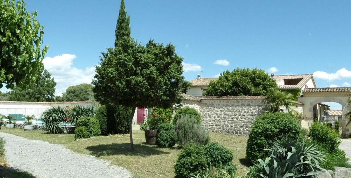Gîte L'ESCOUSSOU au calme, 6p, 4ch, 130m2, charme et nature, piscine chauffée, sud Ardèche - Housity