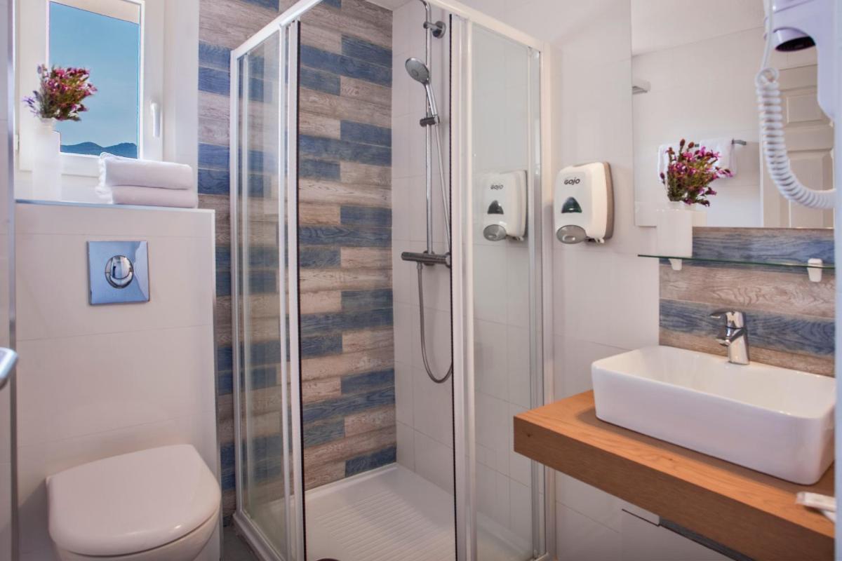 Salle de bains dans l'établissement Le Neptune & Spa