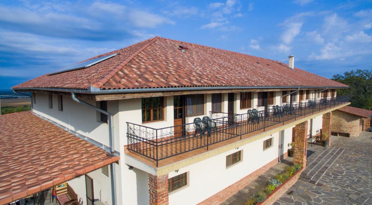 Ebner Pince - Panzió - Housity