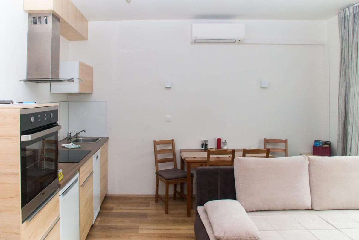 Suitetrails - Sunny, fully furnished Studio type with terrace