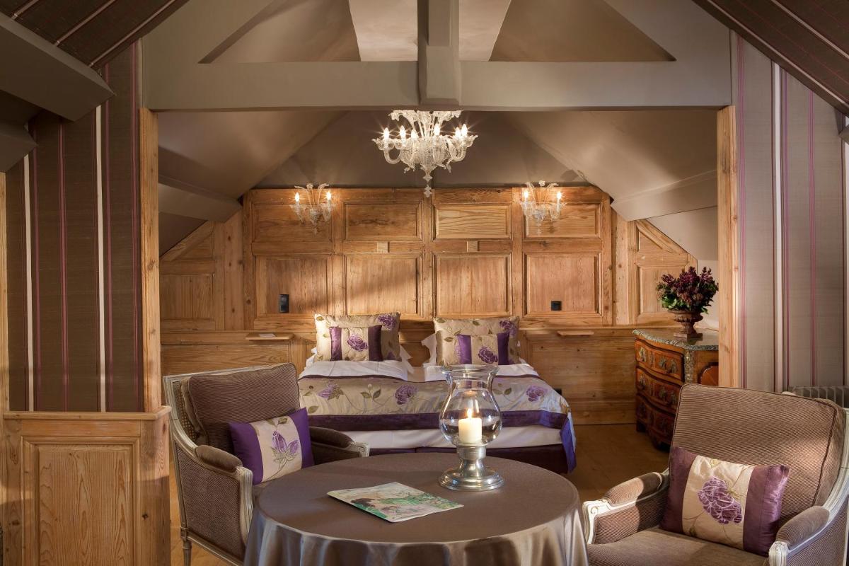 Coin salon dans l'établissement La Ferme Saint Simeon Hotel & Spa - Relais & Chateaux