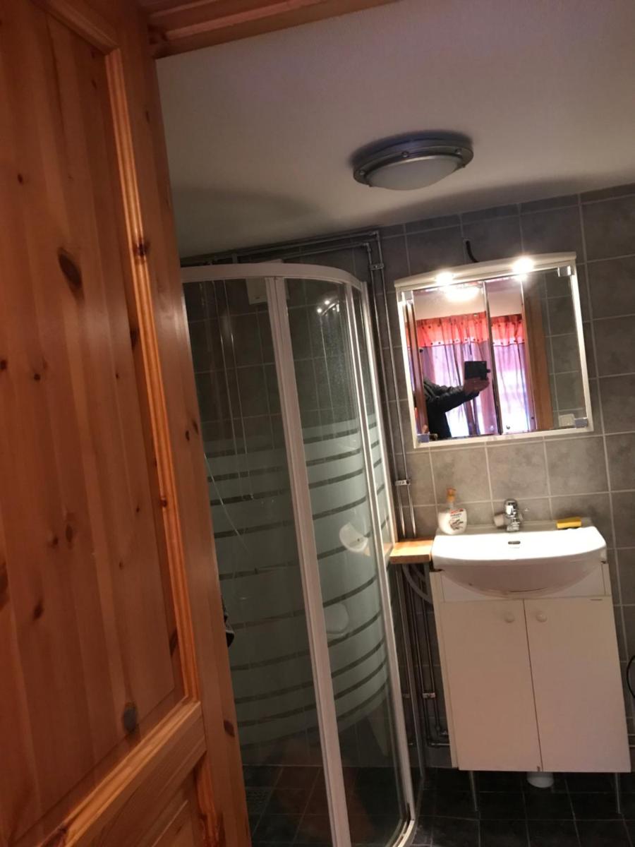 Trevlig stuga på landet, centralt 8km från Centrum - Housity