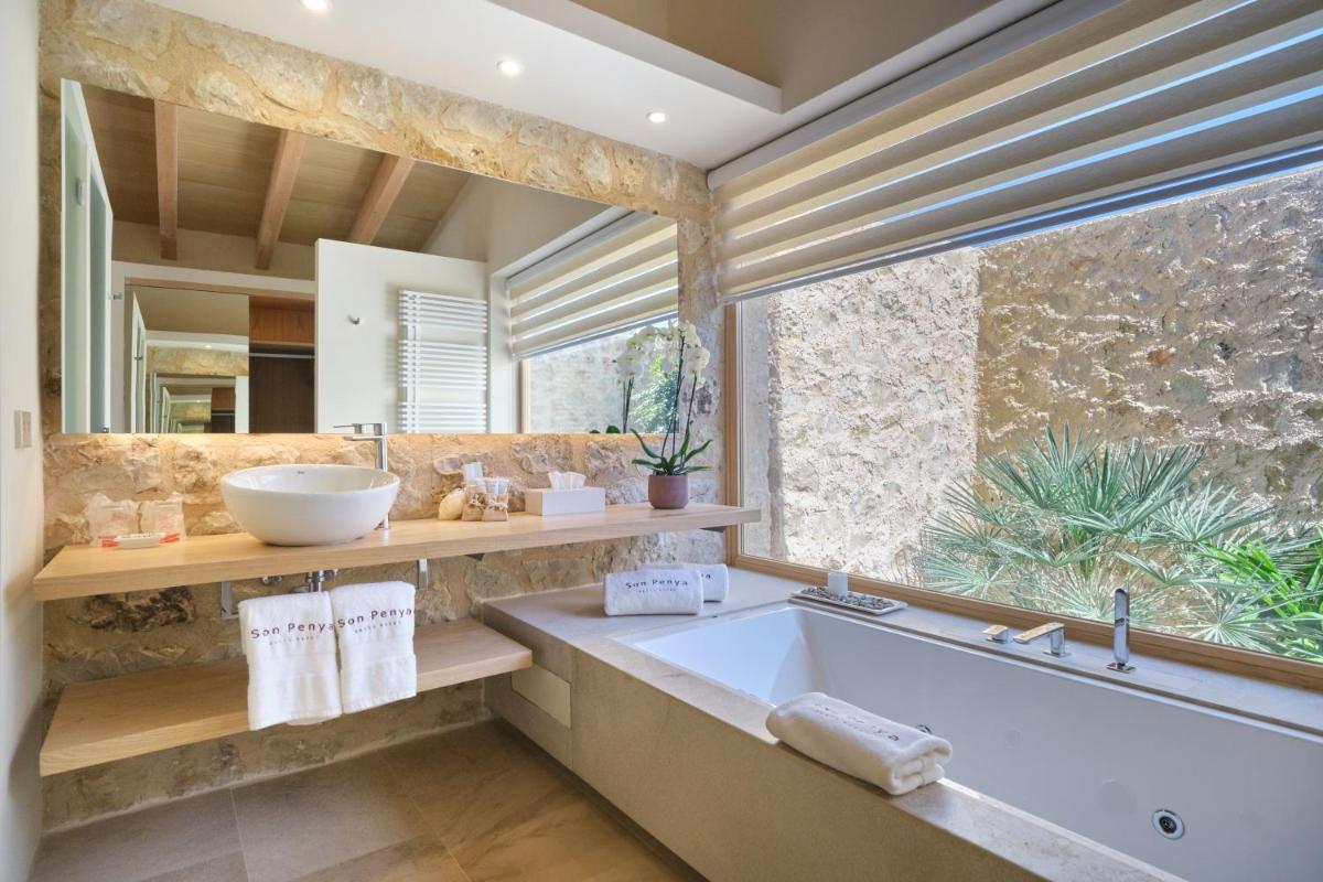 Un baño de Son Penya Adults Only Petit Hotel & Spa