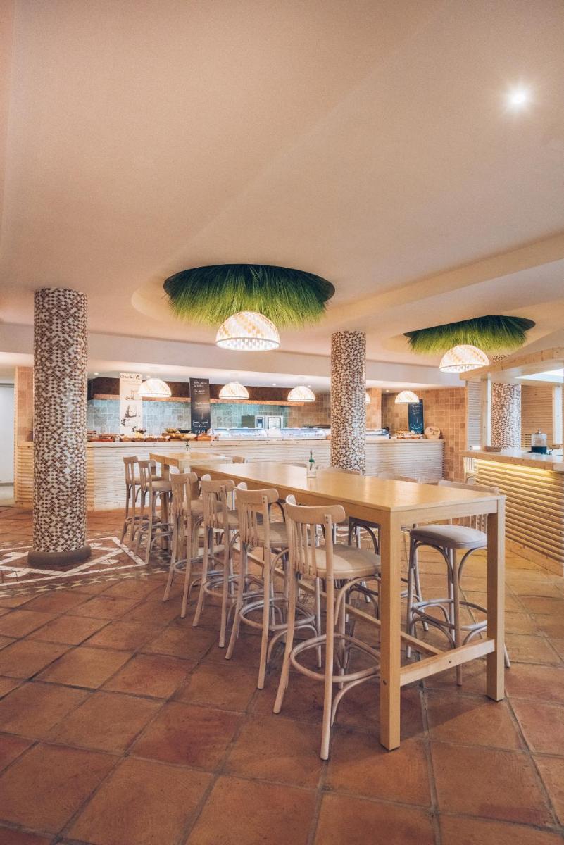 Un restaurante o sitio para comer en Iberostar Waves Playa Gaviotas All Inclusive