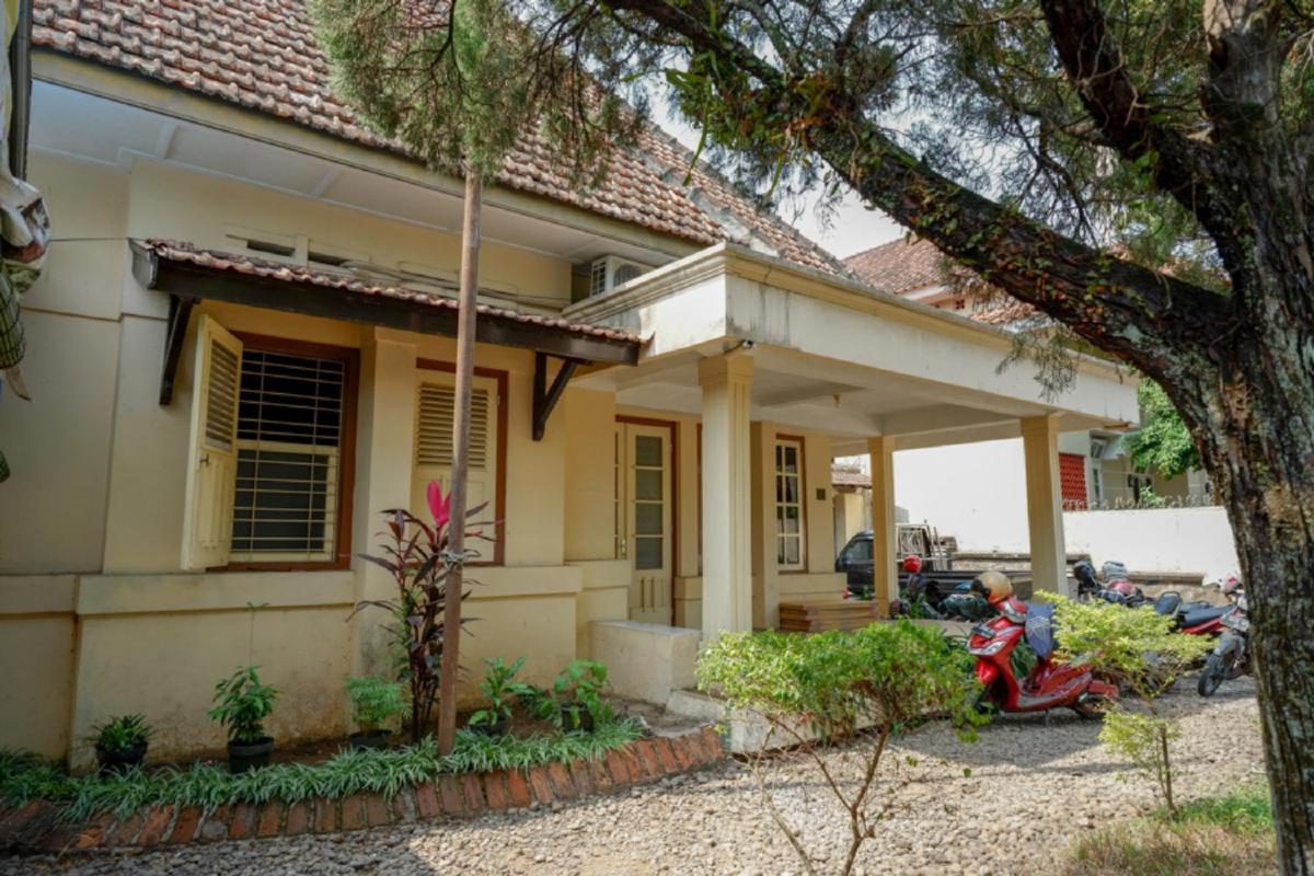 RedDoorz Syariah near Alun Alun Purwokerto - Housity