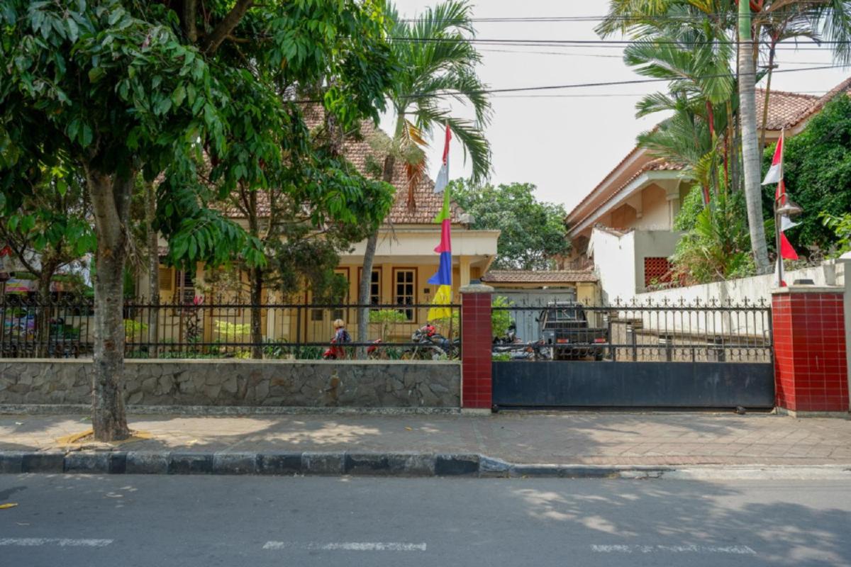 RedDoorz Syariah near Alun Alun Purwokerto - Housity