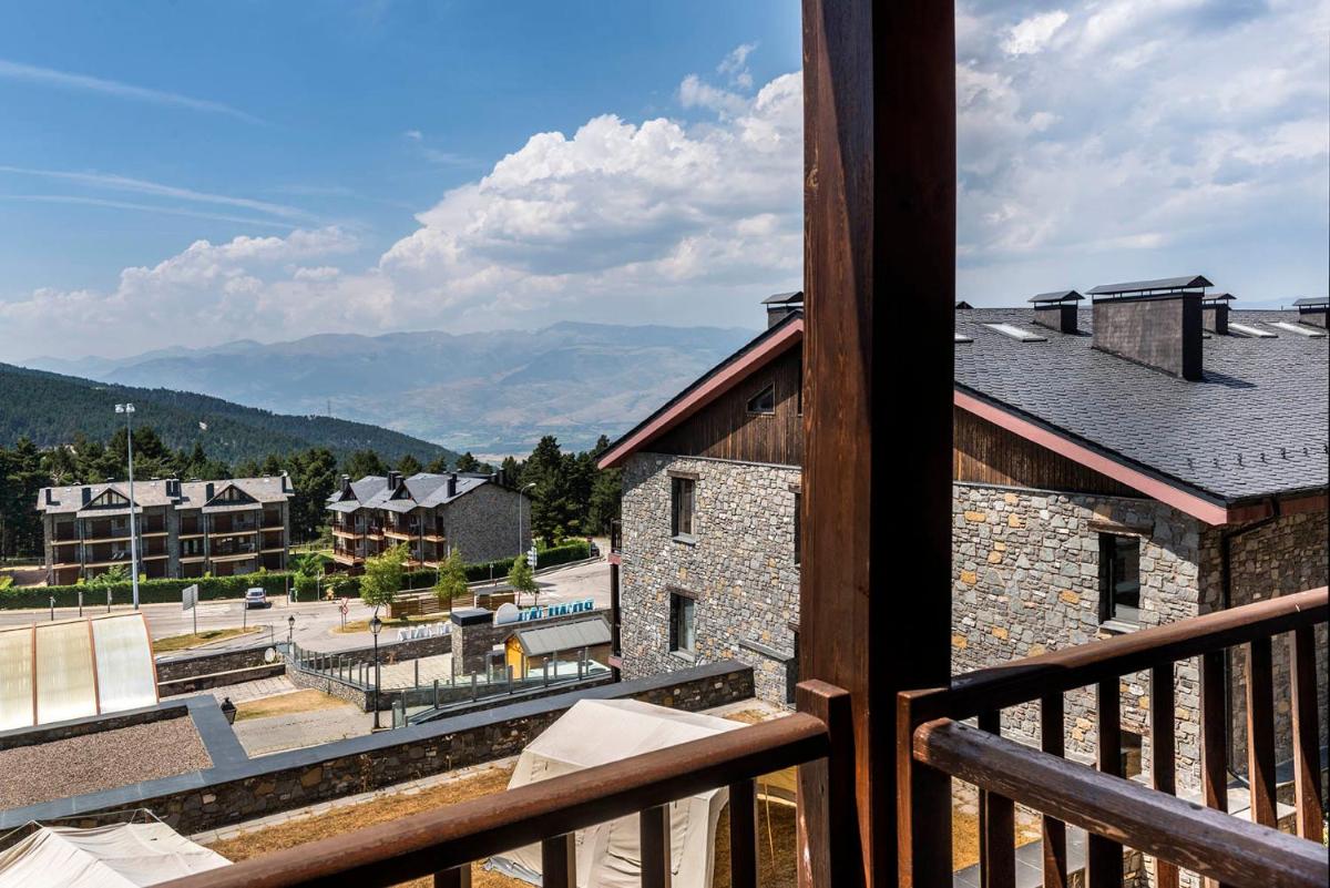 Un balcón con vista a un estacionamiento. en Guitart La Molina Aparthotel & Spa, en La Molina