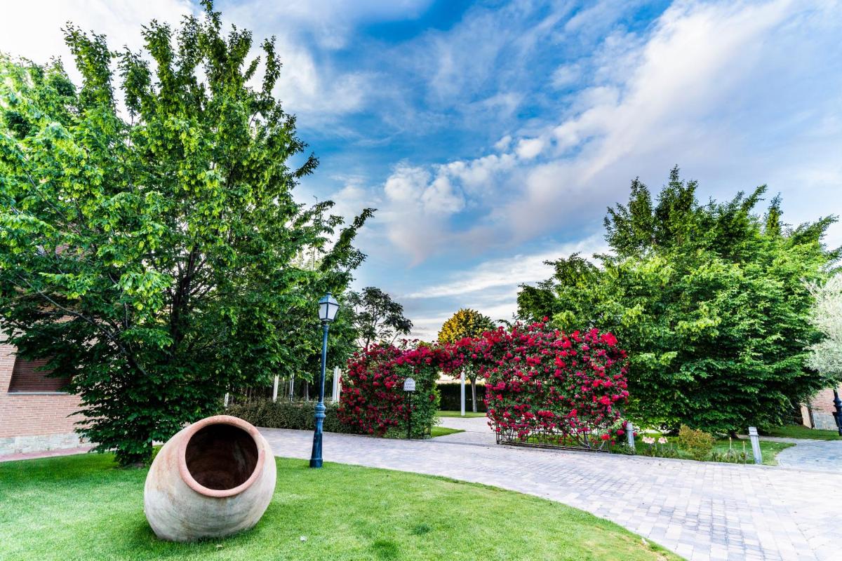 Jardín al aire libre en Hotel Comendador