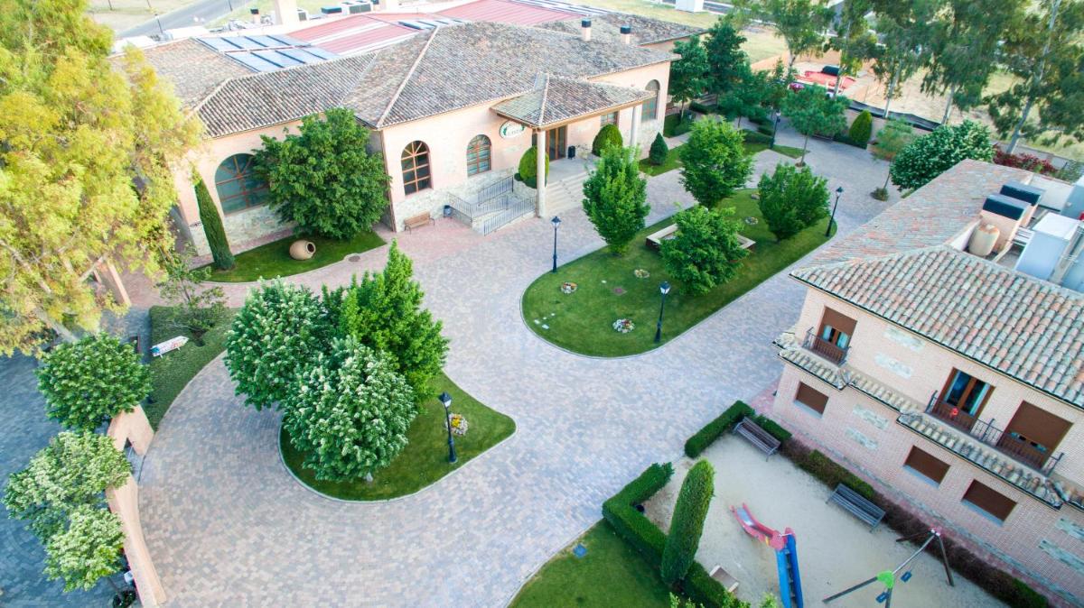 una vista aérea de una casa con patio en Hotel Comendador, en Carranque
