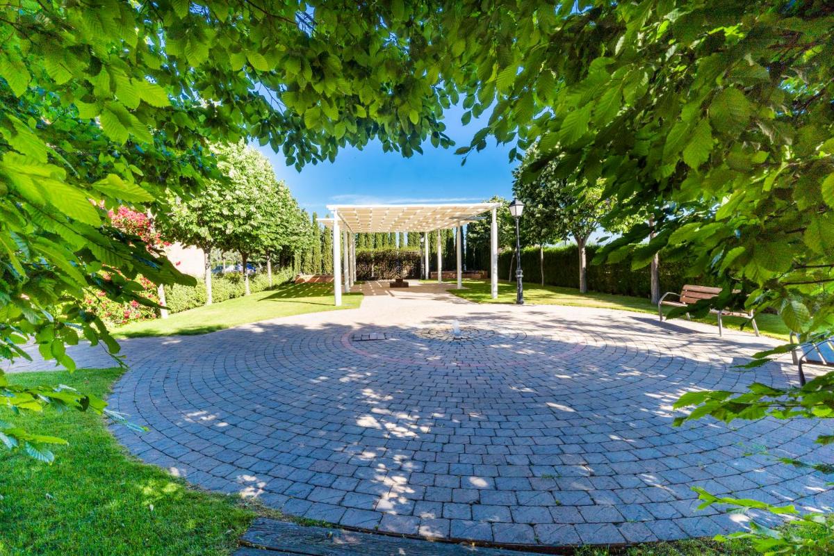 Jardín al aire libre en Hotel Comendador