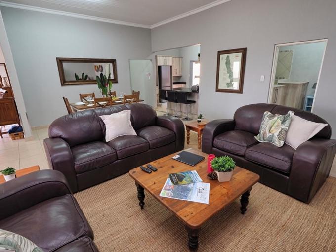 Poinsettia family Cottage - Housity