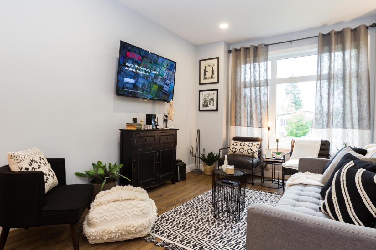 Contemporary Farmhouse Home - King Bed - Double Garage Parking - Free WiFi & Netflix - Long Stays Welcome - Housity