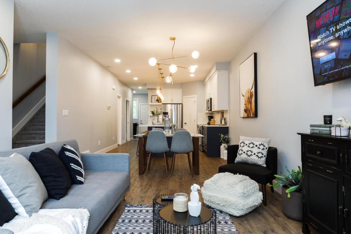 Contemporary Farmhouse Home - King Bed - Double Garage Parking - Free WiFi & Netflix - Long Stays Welcome - Housity