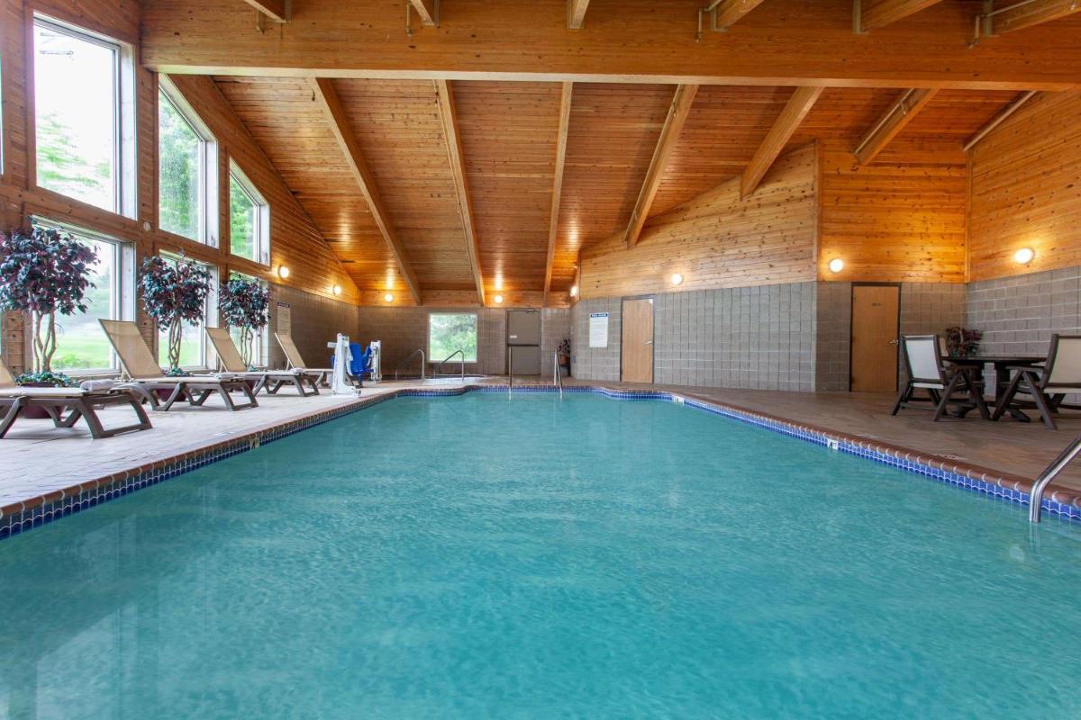 AmericInn by Wyndham Northfield - Housity