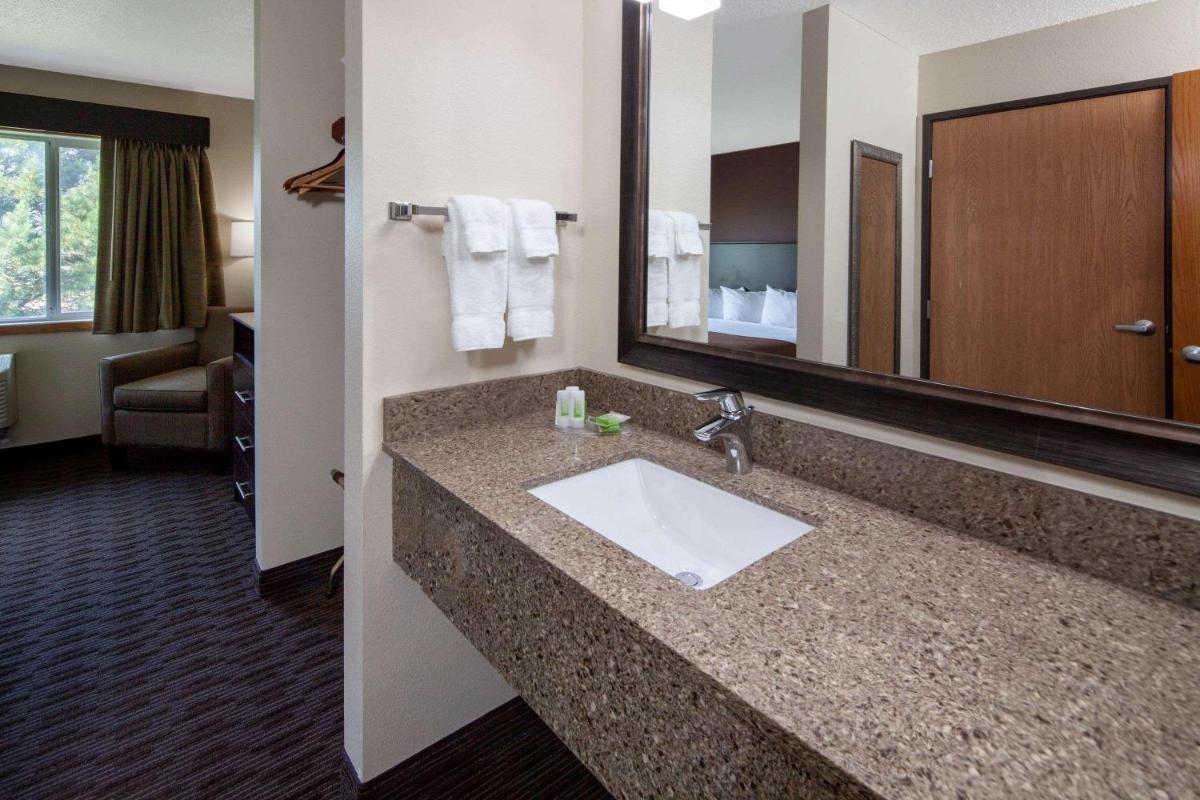 AmericInn by Wyndham Northfield - Housity