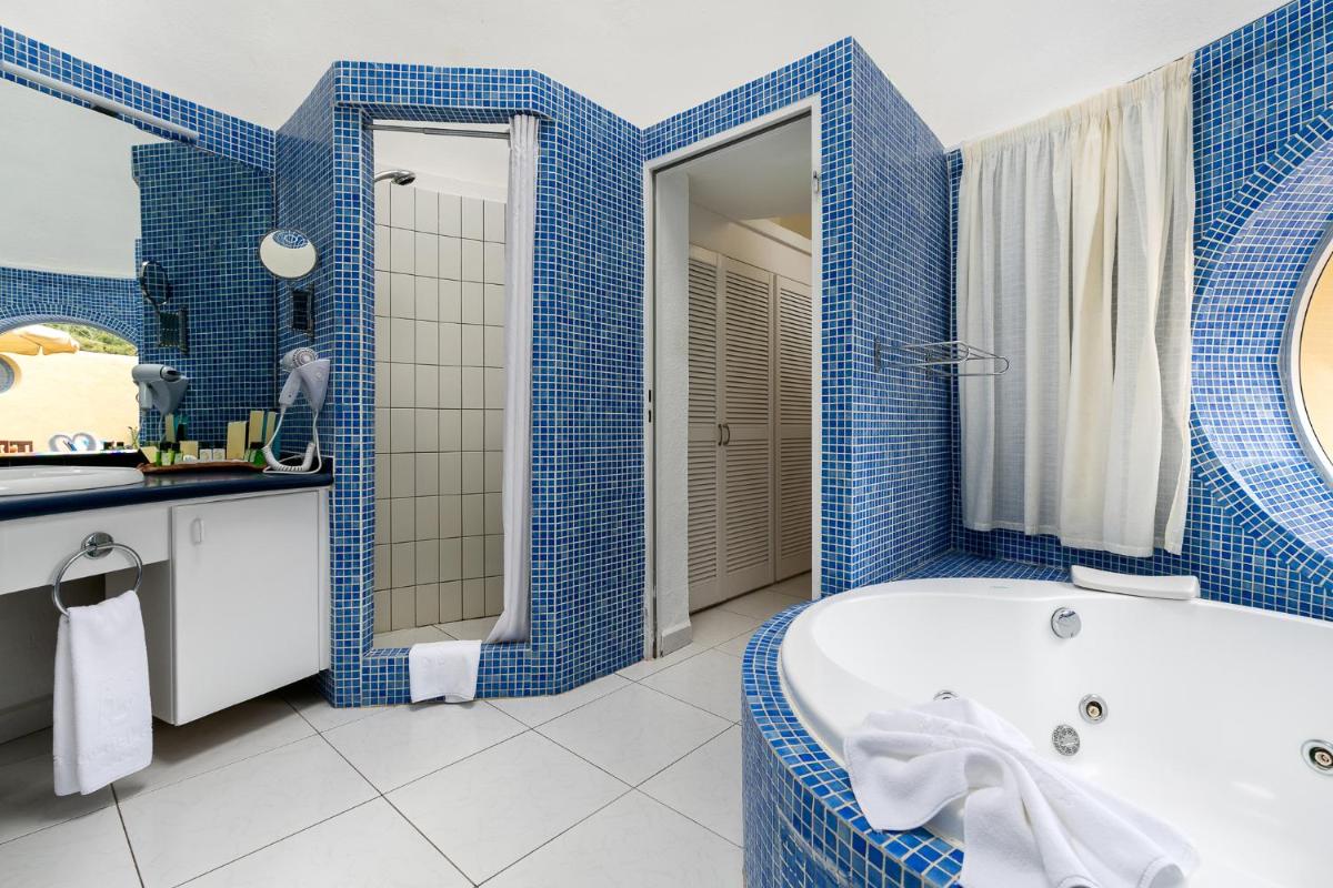 Un baño de Hotel LIVVO Risco del Gato Suites